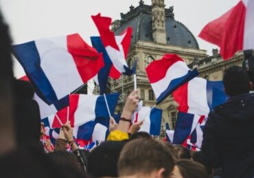 فرنسا تشدد القواعد على الاحتيال والأرباح المحجوبة
